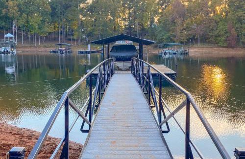 Townville House | Chic House with Private Dock on Lake Hartwell!