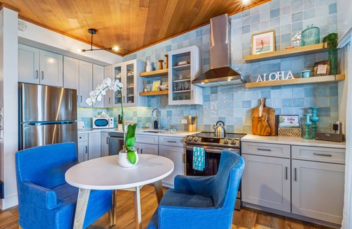 Kahana Condo | Chic Island Living overlooking ocean-Pohailani 210-Comfy Lanai daybed-Cold AC