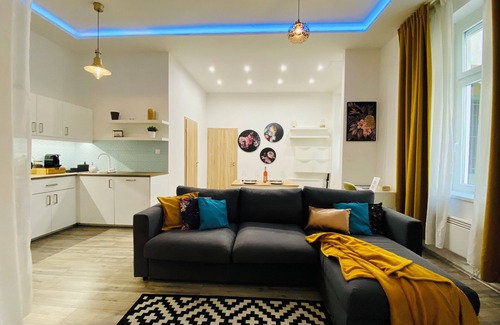Terezvaros Condo | Chic Luxury Central Studio with A/C - Tropical House