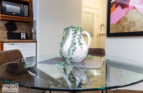 Jasper Place House | Chic Modern Vibes - Sleeps 6 - Netfix - Wifi - Long Stays