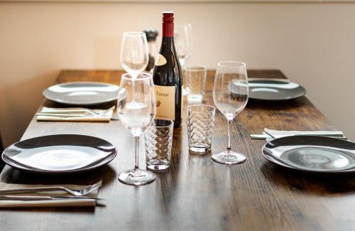Whitechapel Apartment | Chic property near Tower Hill with a gym