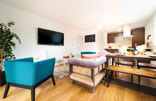 Whitechapel Apartment | Chic property near Tower Hill with a gym