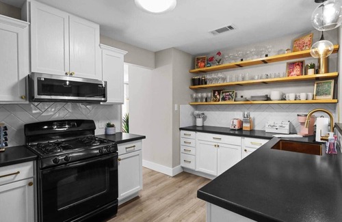College Station House | Chic Retreat Stylish Stay near A&M
