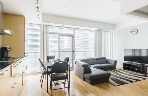 Toronto Entertainment District Hotel | Chic suite in hotel Downtown Toronto with, walk to CN Tower