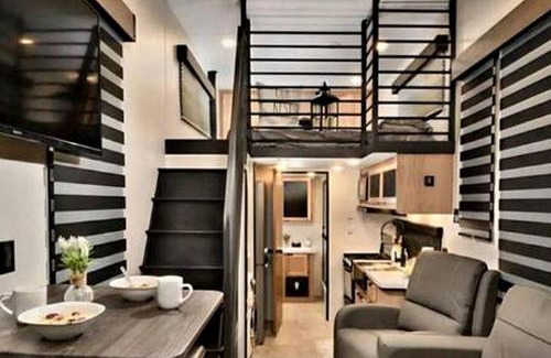 Quitman House | Chic Tiny House with Lofted Interior Perfect for a Family Escape in Texas