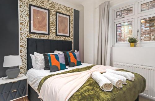 South Acton Apartment | Chic Urban Retreat in London - Sleeps 8