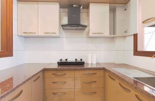 Sushant Lok Apartment | Child friendly Retreat w balcony tub King Bed