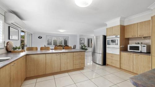 Coffs Harbour House | Chillax - Walk to Beach, Sauna, Pet-Friendly, Sleeps 6