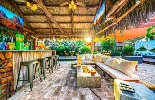 Pompano Beach House | Chique Pool and Tiki Resort