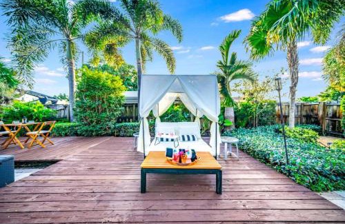 Pompano Beach House | Chique Pool and Tiki Resort