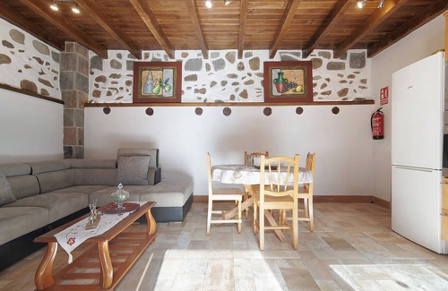 La Solana Villa | Cho Almeida with sea views, Wi-Fi and air conditioning.