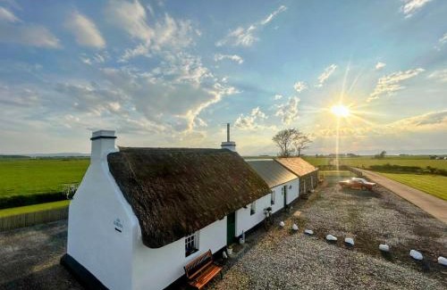 Limavady House | Cissy's Cottage - traditional thatched cottage, near to beach