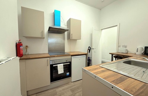 Bury House | City Centre Bury Stay | Modern 3 Beds, 2BR