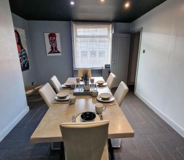 Northern Quarter House | City Centre Hidden Gem Sleeps 22 By City SuperHost