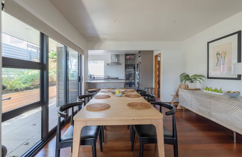 Karori House | City-end Karori - Modern 4-bed/2-bath townhouse with garage and spa pool