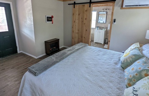 Paluxy House | City Escapes Cabins, Daisy Cabin