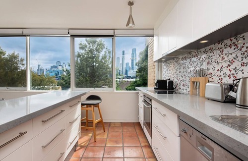South Melbourne Apartment | City Lights and Lake Breezes near Albert Park