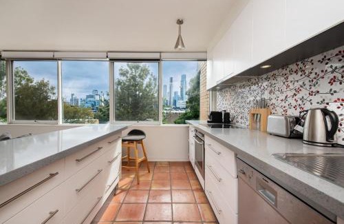 South Melbourne Apartment | City Lights and Lake Breezes near Albert Park