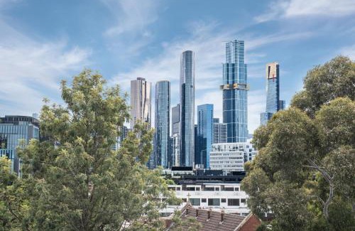 South Melbourne Apartment | City Lights and Lake Breezes near Albert Park