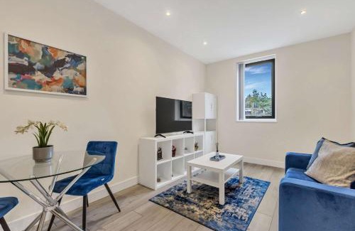 Sutton Apartment | City Service Lets - New London Village 2-bed Excellent transport links to London with parking