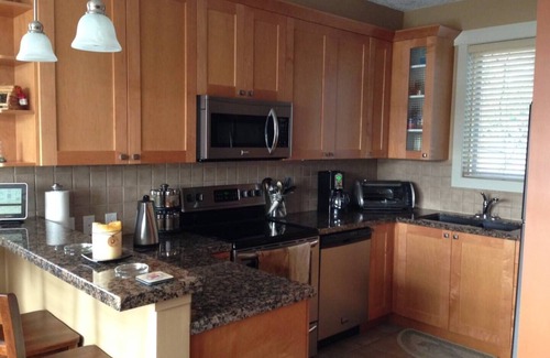 Sooke House | City style and small town flavour abound in this up-scale 1,100 sq