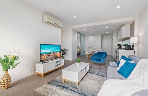 Malvern Apartment | City View 2BR Apartment w/Pool, Gym, Parking – Glen Iris