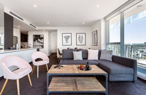 South Yarra Apartment | City View Chic in South Yarra with Parking