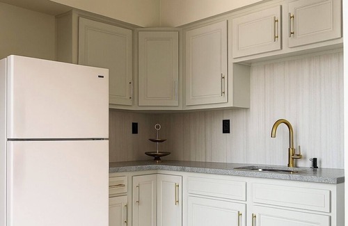 East Allegheny Apartment | City View KING BED Free Parking