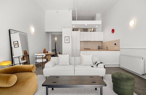 Melbourne Central Business District Apartment | Classic 1-Bed City Stay Near Eateries and Laneways