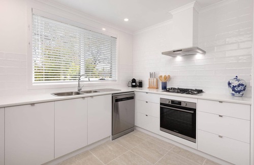 South Albury House | Classic Chic on Olive - Chic two bedroom apartment close to the city centre