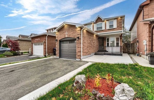 Brampton West House | Classic Romantic 2 Bedroom Detached, Free Wi-fi & Parking.