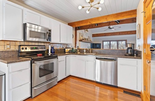 Pedlars Edge House | Classic Ski Chalet with Hot Tub, EV Charger. Views-skiing-tennis-hiking-golf!