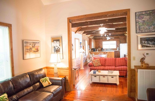 Sullivan's Island House | Classic Style Sullivan's Island house - Very Charming! 1 block to beach & walk to fabulous dining!