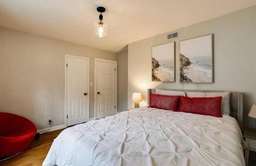 North Decatur House | Classy utopian escape near Emory
