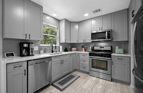 Block House Creek House | Claudia · Artist Retreat on the Creek | Sleeps 10 | Hot tub