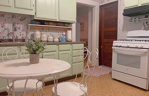 Lakewood House | CLE Retreat - Priv APT & Offstreet Parking OFF-SEASON PRICING!