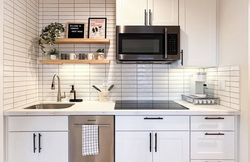 Kenmore House | Clean and Charming Hilltop Guesthouse with 1-King bed, Central AC and Heating