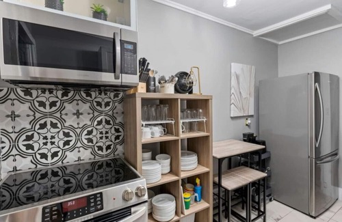 Windsor Apartment | Clean and spacious 3BR DT Windsor Laundry and parking