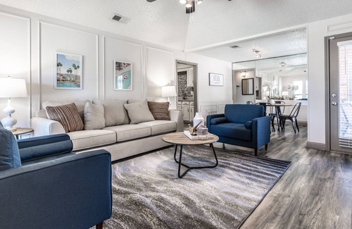 Northeast Carrollton House | Clean and Stylish Carrollton Home! Great Location