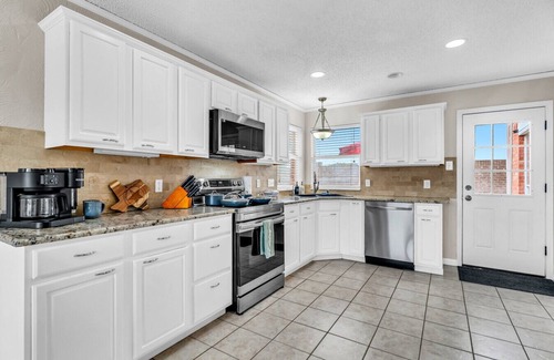 Allen House | Clean, Comfortable, Centrally Located | AE