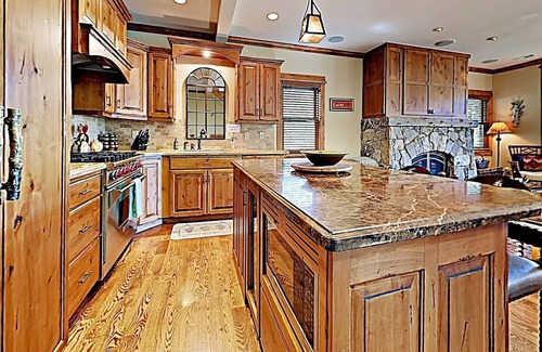 Downtown Park City House | CLEAN Fabulous 4BR House steps 2 ski/main, hottub, views, fireplace, walk to all