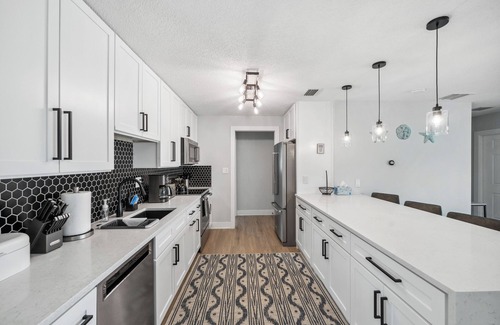 Venice Gardens House | CLEAN! Heated Pool! Close Beaches! Pet OK! CLEAN!