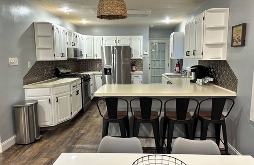 Deptford House | Clean Spacious Family Friendly Home Close to Historic Philadelphia 3 BR-sleeps 6