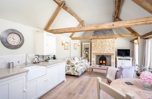 Condicote Cottage | Clematis cottage, cosy cottage situated perfectly to explore the cotswolds