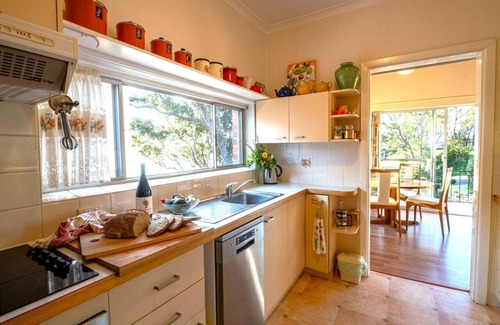 Tathra House | Clifftop- Amazing beach, coast + ocean views.