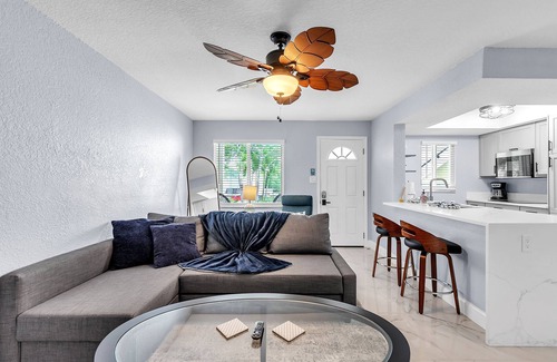 Indian Rocks Beach Condo | 🏖️Close to Beach🌴Public Park Across the Street🐬Indian Oaks #7 - Sandy Toes