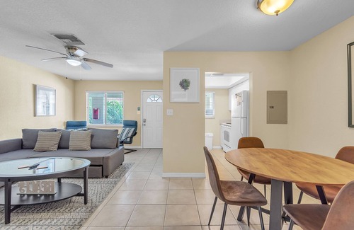 Indian Rocks Beach Condo | 🏖️Close to Beach🌴Public Park Across the Street🐬Indian Oaks #15 - Sun and Fun