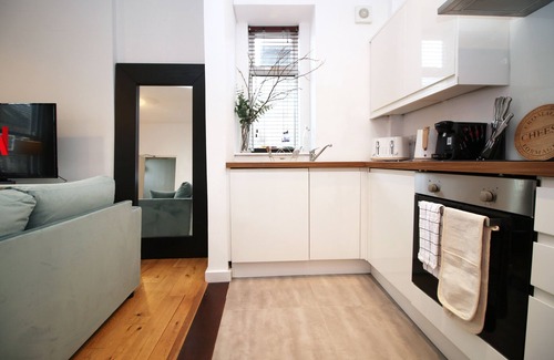 Penarth Apartment | Close to Cardiff 2 bed Spacious Apartment sleeps 8! Walk to the sea!