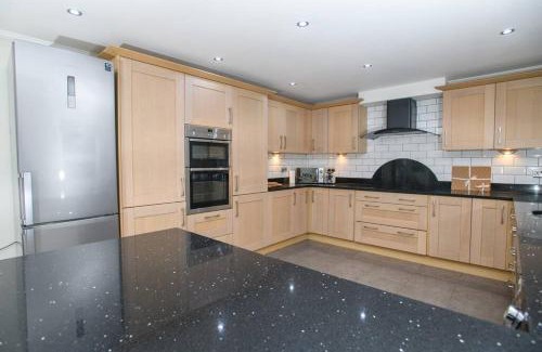 Lincoln House | Close to castle + Parking for 4 Cars