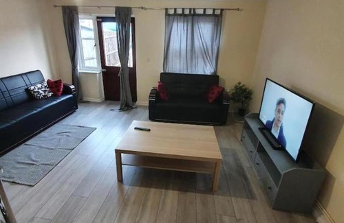Evelyn House | Close To Central London 4 Bedroom House 7 beds Free Car Parking